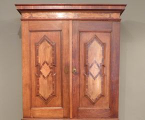 Barocker Schrank mit Nussbaum und Eichenholz mit Intarsien