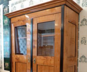 Eleganter Bücher oder Geschirrschrank, Kirschholz handpoliert um 1840 Eleganter Bücher oder Geschirrschrank, Kirschholz handpoliert um 1840