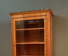 Biedermeier Bücher oder Geschirrschrank, Kirschholz handpoliert um 1840