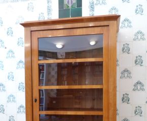 Biedermeier Bücher oder Geschirrschrank, Kirschholz handpoliert  um 1850