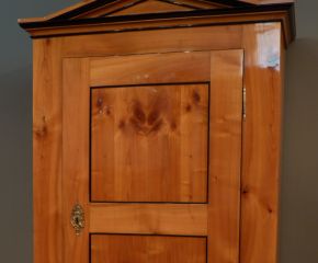 Biedermeier Wäsche, Kirschholz handpoliert um 1840 Biedermeier Wäsche, Kirschholz handpoliert um 1840