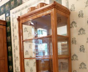 Biedermeier Vitrinenschrank, Kirschholz handpoliert um 1840