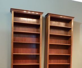 Zwei klassische Bücherregale, Mahagoni um 1980