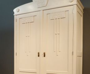 Seltener Jugendstilschrank, Fichte weiß lasiert um 1910 Seltener Jugendstilschrank, Fichte weiß lasiert um 1910