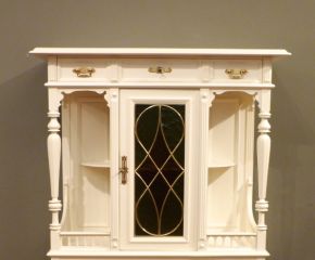 Jugendstil Salonschrank, Nussbaum weiß lasiert um 1900