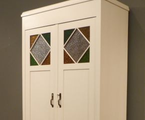Jugendstil Kleiderschrank mit Verglasung, Fichte weiss lasiert um 1910