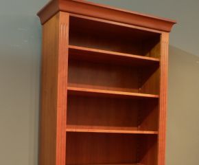 Klassisches Bücherregal aus massivem Kirschholz