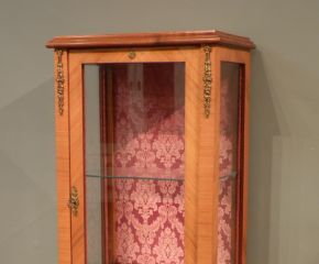 Elegante Louis-Seize Stil Vitrine, Kirschholz um 1960