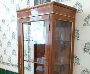 Elegante Louis-Seize Vitrine, Mahagoni handpoliert um 1890