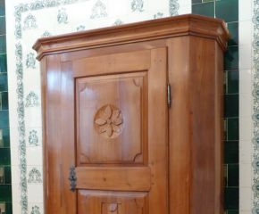 Ein spätbarocker Wäscheschrank, massiv Kirschholz um 1790