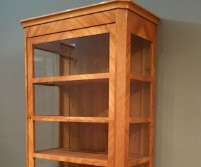 Elegante Biedermeier Vitrine, Kirschholz handpoliert 