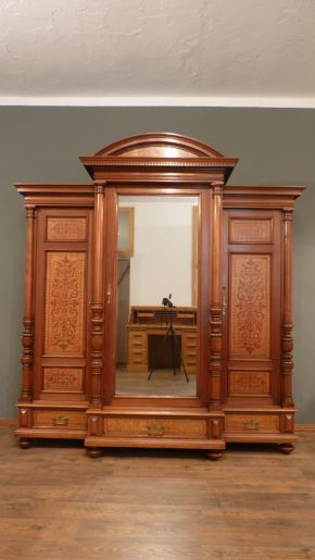 Dreitrüriger Gründerzeit Kleiderschrank, Nussbaum um 1880
