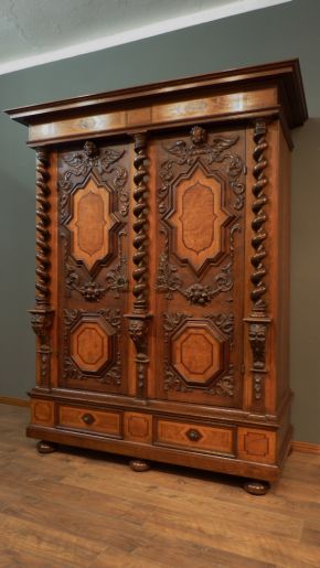 Barocker Dielenschrank, Nussbaum und Eiche um 1750
