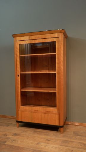 Biedermeier Bücher oder Geschirrschrank, Kirschholz handpoliert um 1840