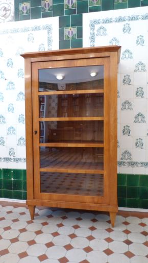 Biedermeier Bücher oder Geschirrschrank, Kirschholz handpoliert  um 1850