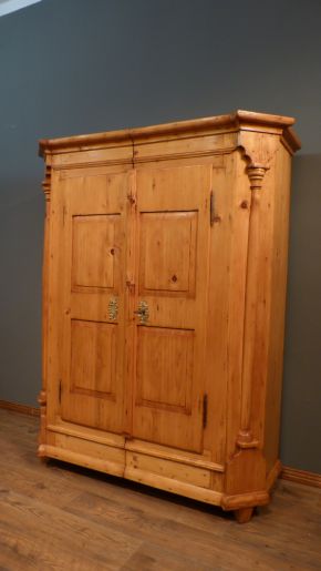 Formschöner Spaltschrank, Fichte um 1800