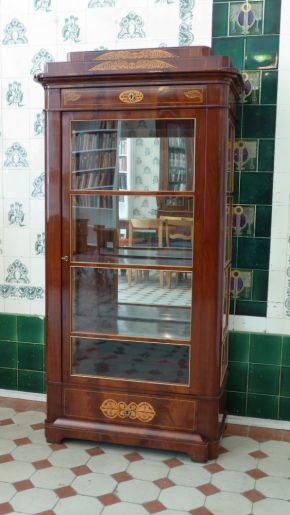 Elegante Biedermeier Vitrine, Mahagoni handpoliert um 1830