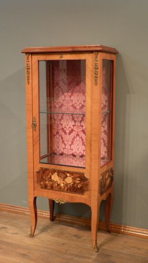 Elegante Louis-Seize Stil Vitrine, Kirschholz um 1960