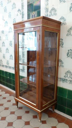 Elegante Louis-Seize Vitrine, Mahagoni handpoliert um 1890