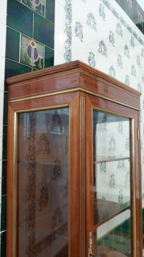 Elegante Louis-Seize Vitrine, Mahagoni um 1900