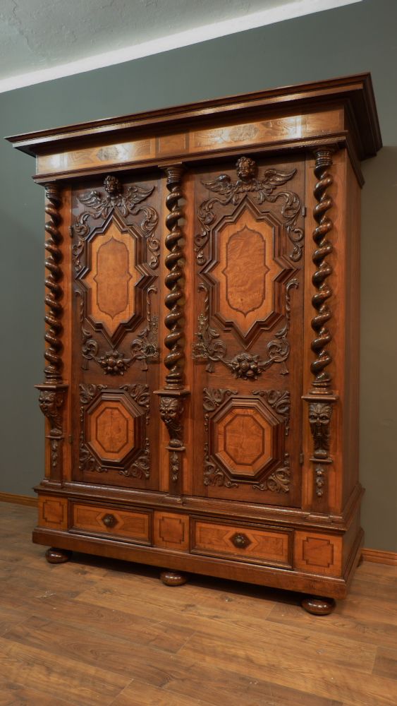 Prachtvoller Barockschrank, Nussbaum und Eiche um 1750 Prachtvoller Barockschrank, Nussbaum und Eiche um 1750