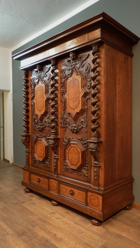 Prachtvoller Barockschrank, Nussbaum und Eiche um 1750 Prachtvoller Barockschrank, Nussbaum und Eiche um 1750