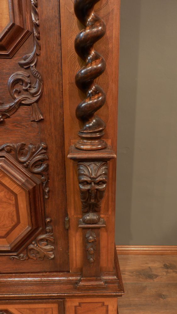 Prachtvoller Barockschrank, Nussbaum und Eiche um 1750 Prachtvoller Barockschrank, Nussbaum und Eiche um 1750