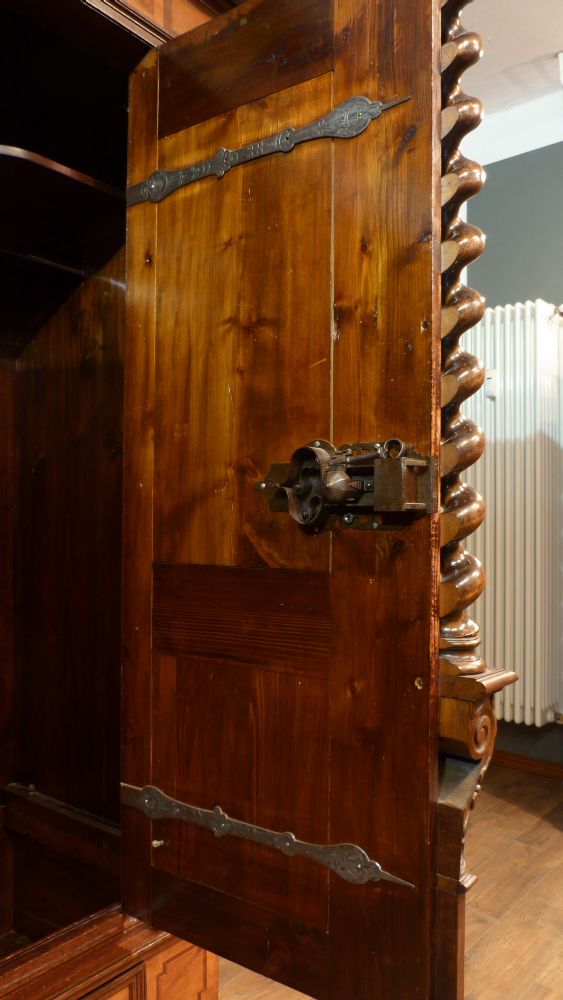 Prachtvoller Barockschrank, Nussbaum und Eiche um 1750 Prachtvoller Barockschrank, Nussbaum und Eiche um 1750