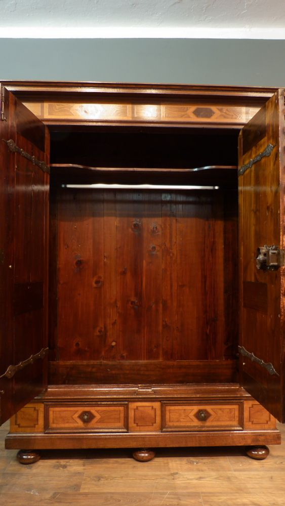 Prachtvoller Barockschrank, Nussbaum und Eiche um 1750 Prachtvoller Barockschrank, Nussbaum und Eiche um 1750