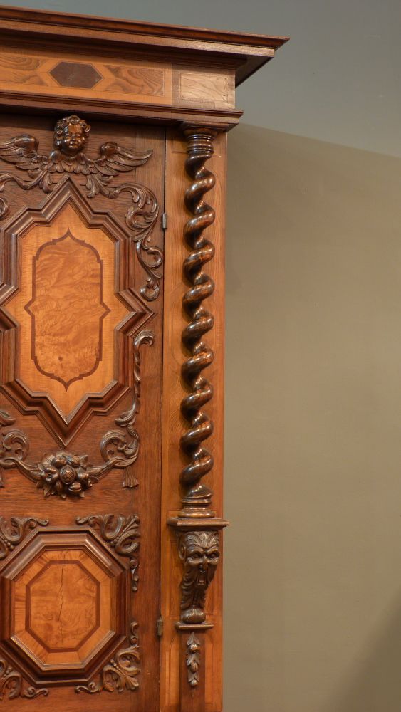Prachtvoller Barockschrank, Nussbaum und Eiche um 1750 Prachtvoller Barockschrank, Nussbaum und Eiche um 1750