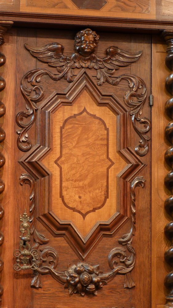 Prachtvoller Barockschrank, Nussbaum und Eiche um 1750 Prachtvoller Barockschrank, Nussbaum und Eiche um 1750