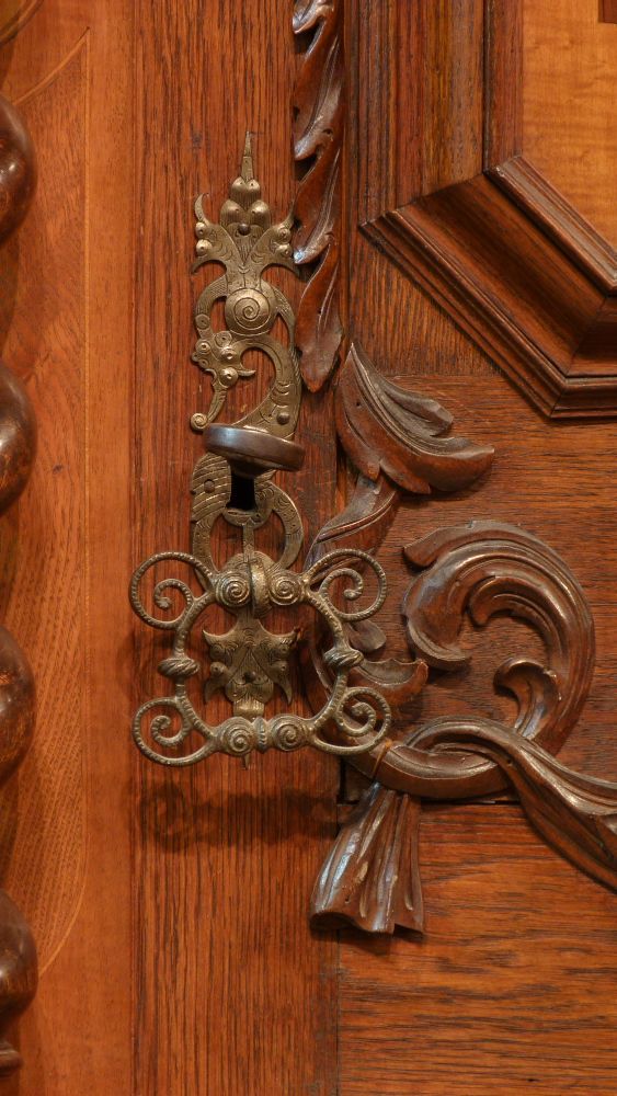 Prachtvoller Barockschrank, Nussbaum und Eiche um 1750 Prachtvoller Barockschrank, Nussbaum und Eiche um 1750
