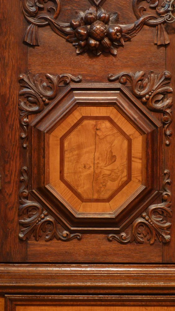 Prachtvoller Barockschrank, Nussbaum und Eiche um 1750 Prachtvoller Barockschrank, Nussbaum und Eiche um 1750