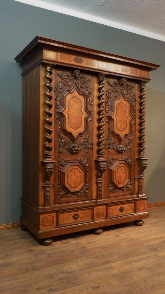 Prachtvoller Barockschrank, Nussbaum und Eiche um 1750 Prachtvoller Barockschrank, Nussbaum und Eiche um 1750