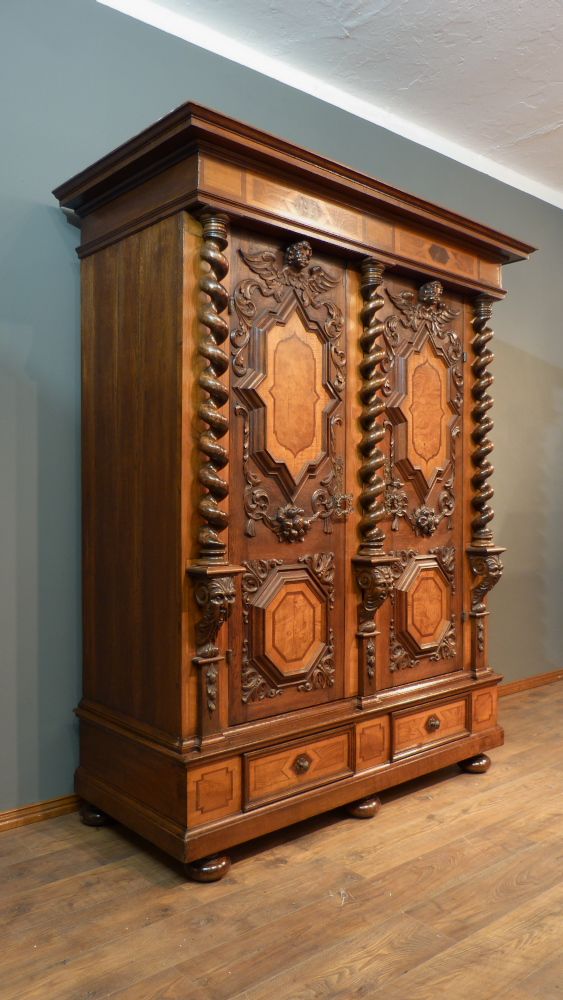 Prachtvoller Barockschrank, Nussbaum und Eiche um 1750 Prachtvoller Barockschrank, Nussbaum und Eiche um 1750