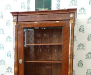 Biedermeier Bücherschrank, Nussbaum handpoliert um 1850