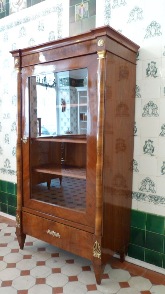 Biedermeier Bücherschrank, Nussbaum handpoliert um 1850 Biedermeier Bücherschrank, Nussbaum handpoliert um 1850