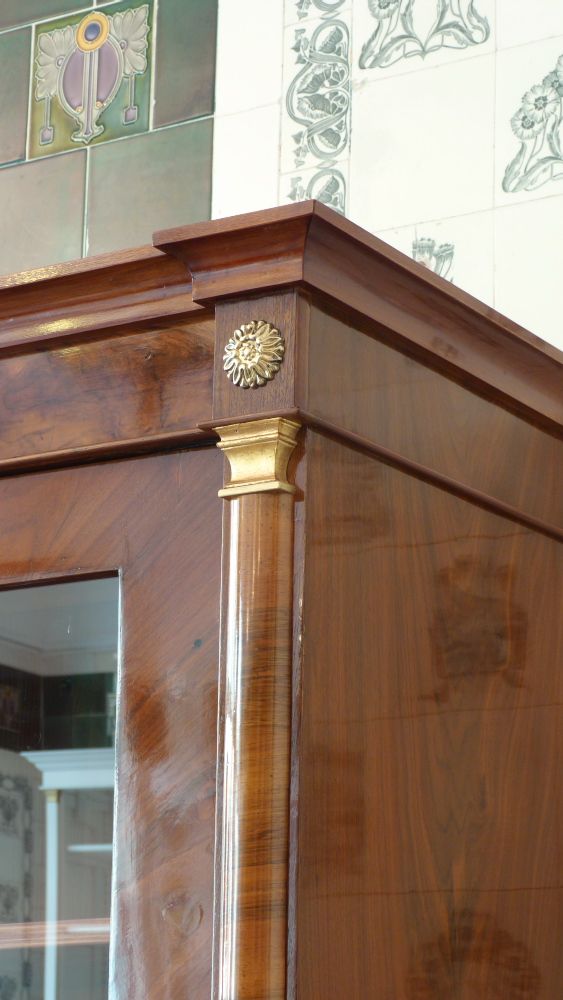 Biedermeier Bücherschrank, Nussbaum handpoliert um 1850 Biedermeier Bücherschrank, Nussbaum handpoliert um 1850