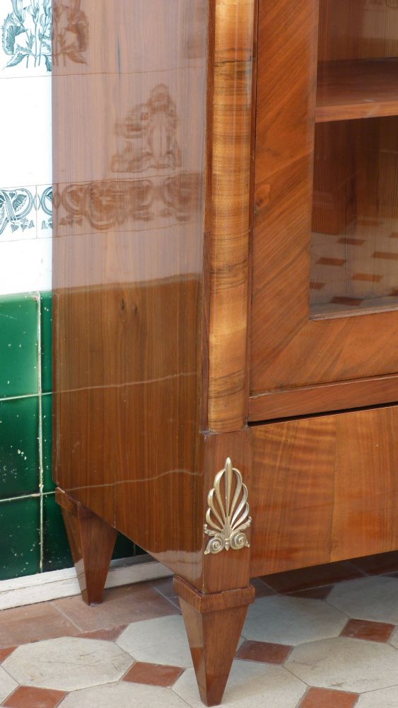 Biedermeier Bücherschrank, Nussbaum handpoliert um 1850 Biedermeier Bücherschrank, Nussbaum handpoliert um 1850