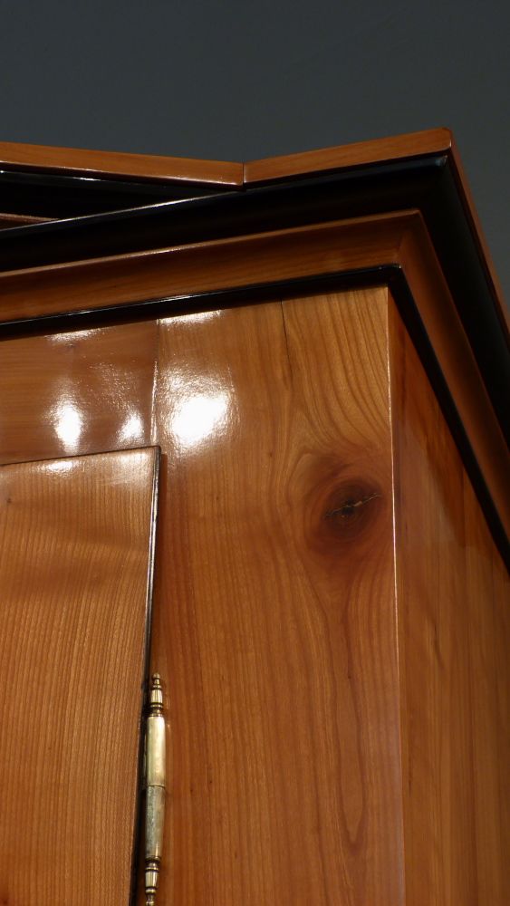Eleganter Biedermeier Wäscheschrank, Kirschholz handpoliert um 1840 Eleganter Biedermeier Wäscheschrank, Kirschholz handpoliert um 1840