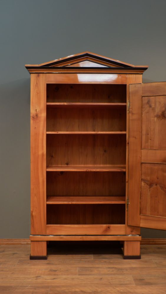 Eleganter Biedermeier Wäscheschrank, Kirschholz handpoliert um 1840 Eleganter Biedermeier Wäscheschrank, Kirschholz handpoliert um 1840