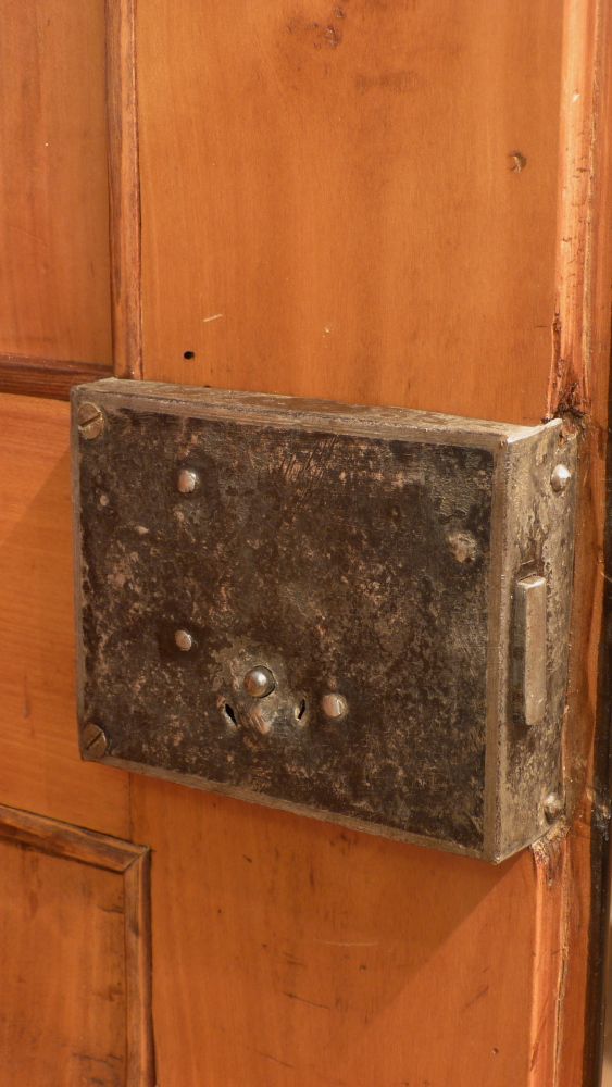 Eleganter Biedermeier Wäscheschrank, Kirschholz handpoliert um 1840 Eleganter Biedermeier Wäscheschrank, Kirschholz handpoliert um 1840