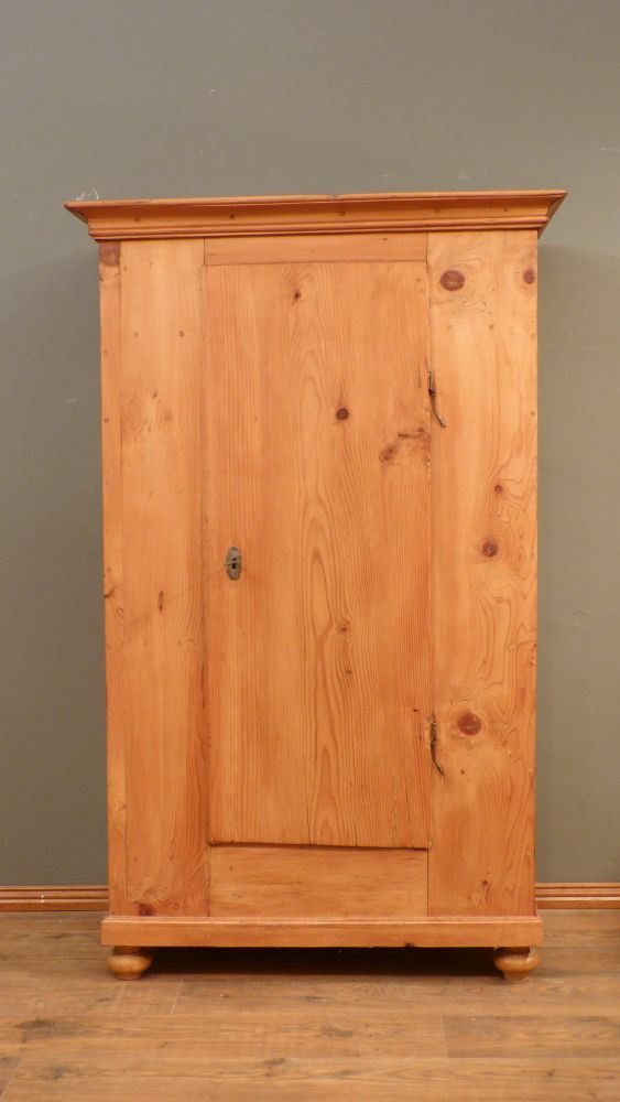 Schlichter Biedermeier Wäscheschrank, Fichte um 1840 Schlichter Biedermeier Wäscheschrank, Fichte um 1840