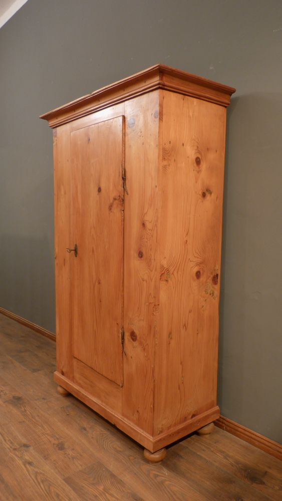 Schlichter Biedermeier Wäscheschrank, Fichte um 1840 Schlichter Biedermeier Wäscheschrank, Fichte um 1840