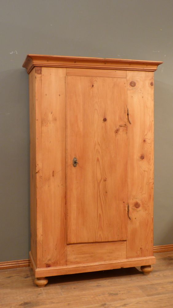 Schlichter Biedermeier Wäscheschrank, Fichte um 1840 Schlichter Biedermeier Wäscheschrank, Fichte um 1840