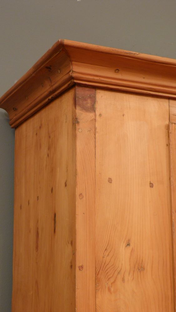 Schlichter Biedermeier Wäscheschrank, Fichte um 1840 Schlichter Biedermeier Wäscheschrank, Fichte um 1840