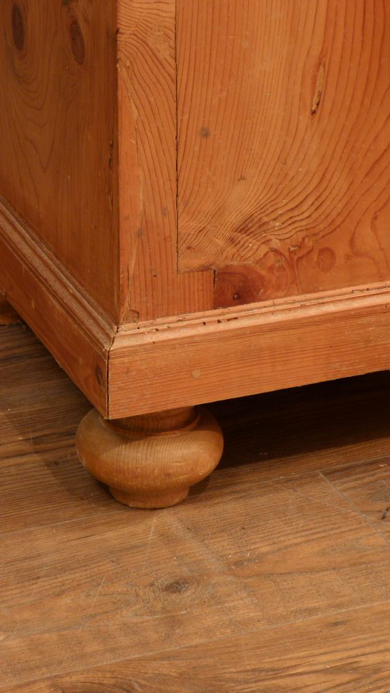 Schlichter Biedermeier Wäscheschrank, Fichte um 1840 Schlichter Biedermeier Wäscheschrank, Fichte um 1840