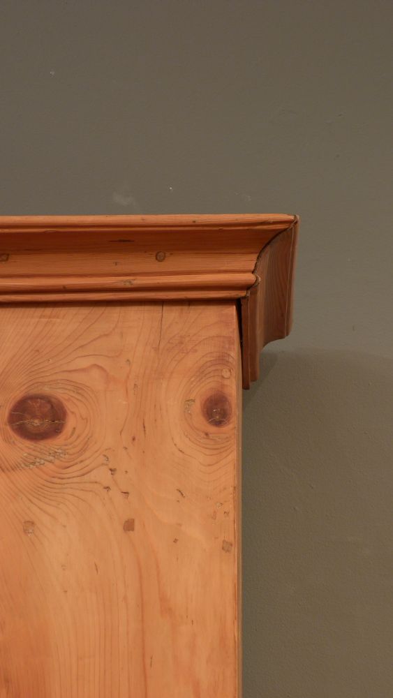Schlichter Biedermeier Wäscheschrank, Fichte um 1840 Schlichter Biedermeier Wäscheschrank, Fichte um 1840