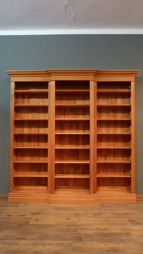 Klassisches Bücherregal, massiv Kiefer, komplett zerlegbar Klassisches Bücherregal, massiv Kiefer, komplett zerlegbar
