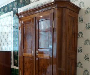 Ein Louis-Seize Schrank, Nussbaum handpoliert um 1800
